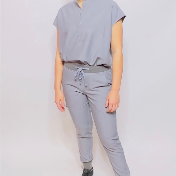 New nursing scrubs comes I three different colours and sizes - Picture 3 of 7